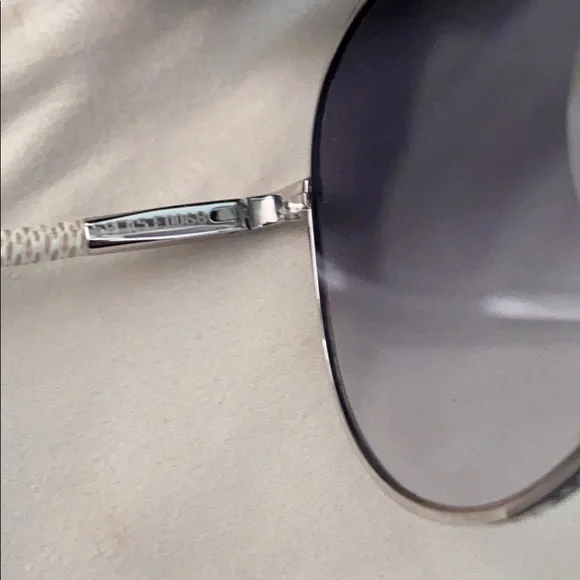 Louis Vuitton sunglasses - Picture 7 of 8